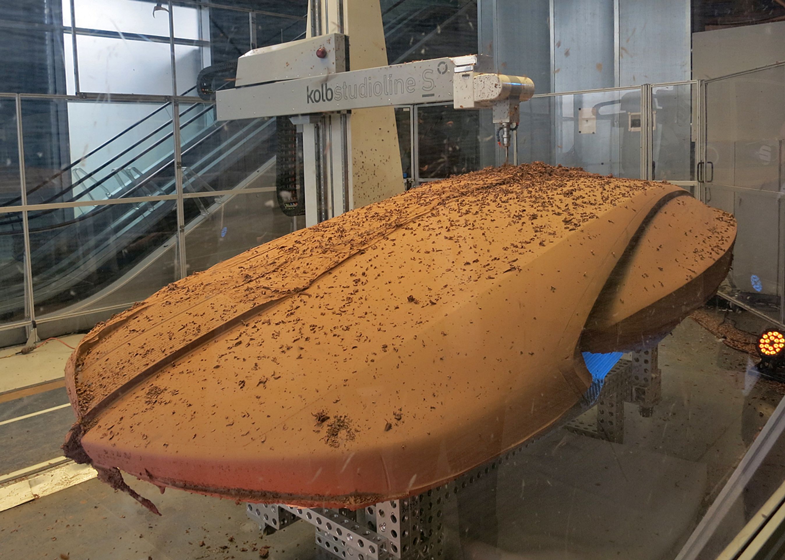 I dag benyttes også lermodeller som grundlag for den endelige vurdering af en ny bilmodels linjer, men nu fræses den ud af en computerstyret fræserobot.