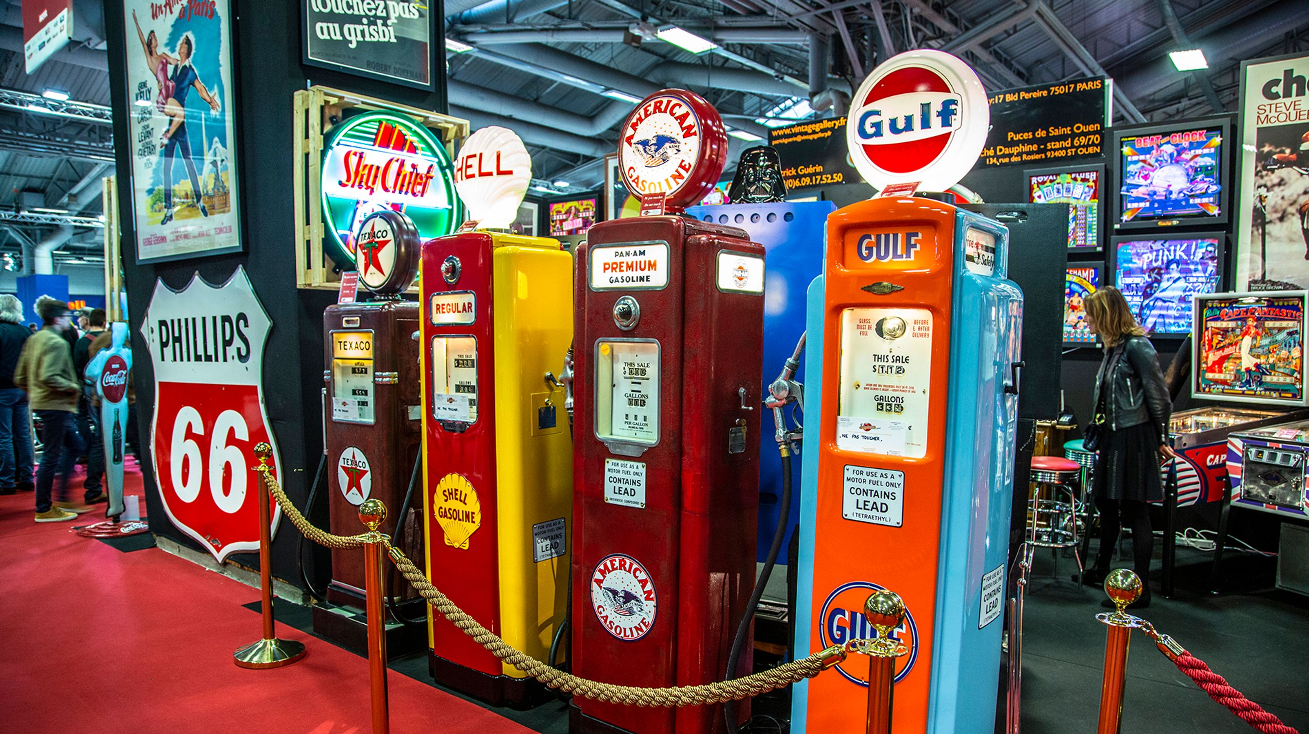 En klassikergarage er selvfølgelig ikke komplet uden en nyistandsat benzinstander.