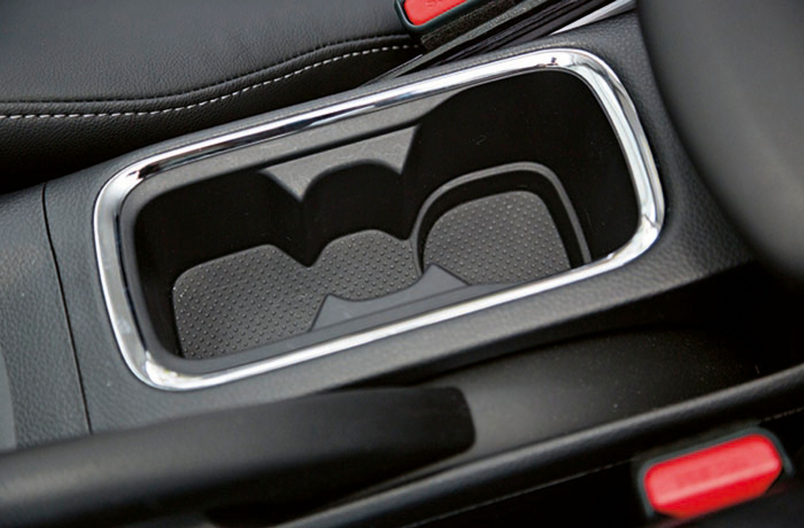 Der er godt med fralægningsplads i bilen inklusive et par gode kopholdere mellem forsæderne.