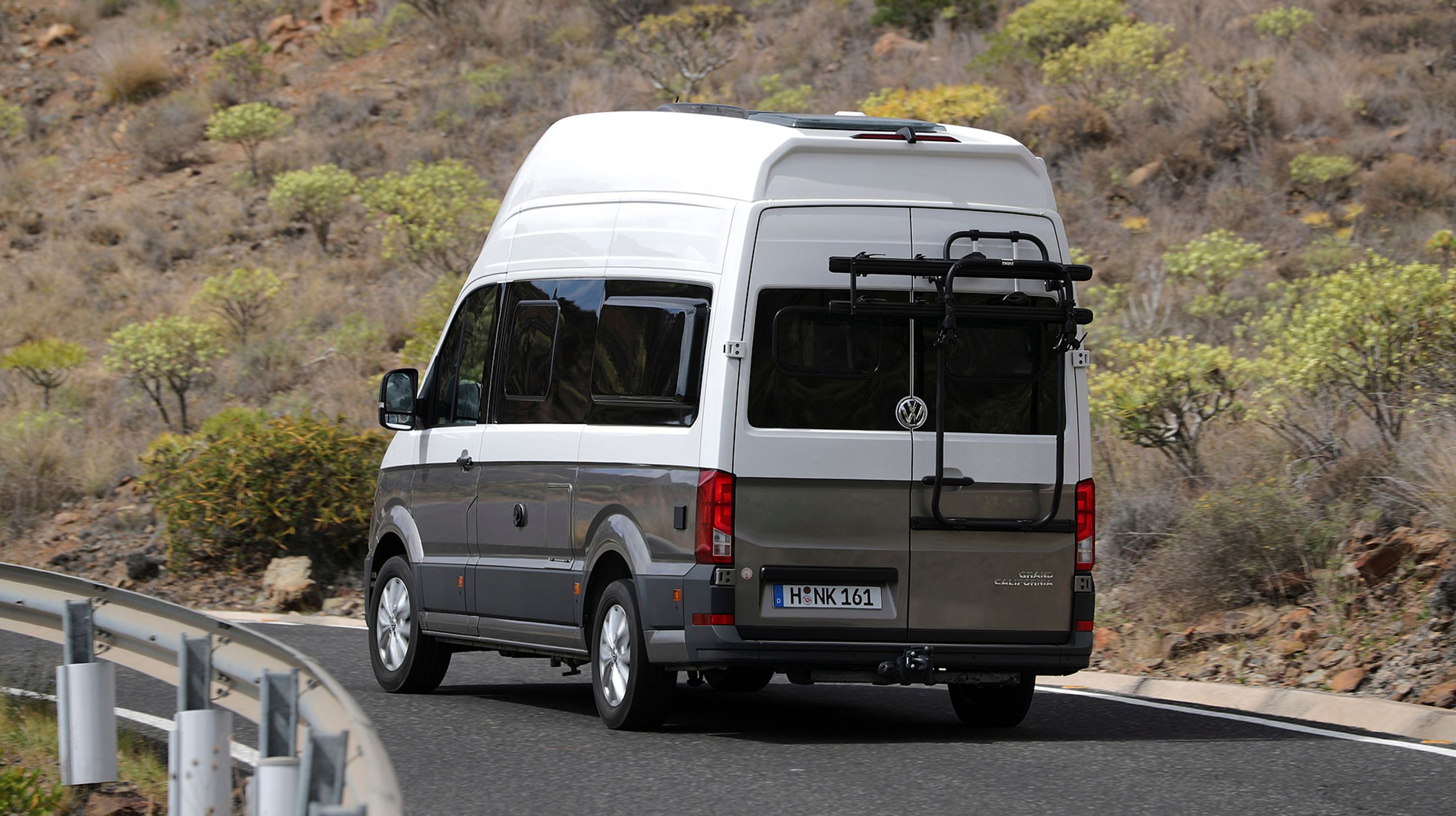 Der er to fløjdøre bagerst og en skydedør i højre side. Et cykelstativ fås som ekstraudstyr, men generer kraftigt ved brug af dørene.