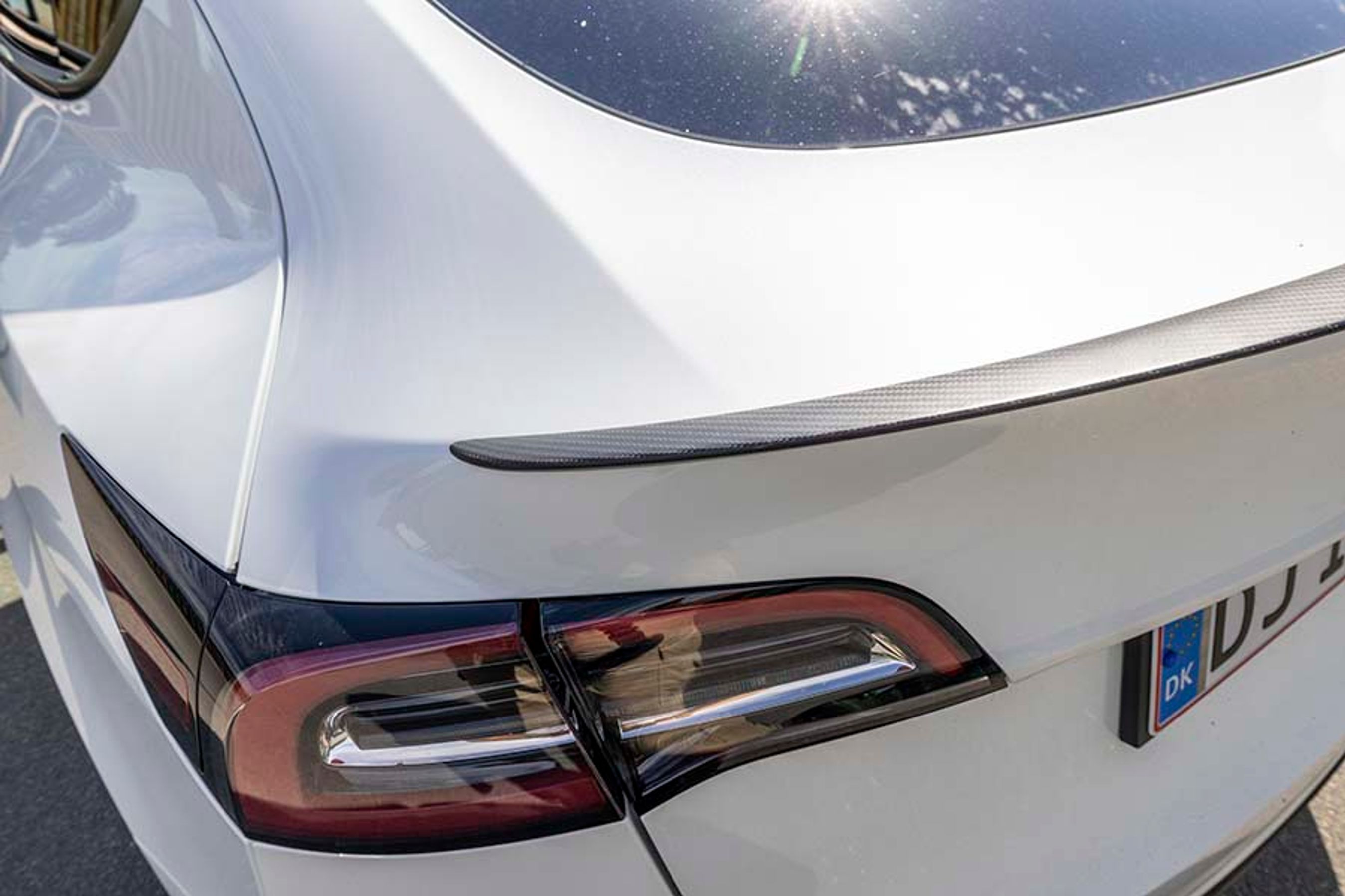 Kulfiberdetaljen på bagklappen er forbeholdt Performance-varianten af Model Y. 21"-fælge er et andet kendetegn for topmodellen. 