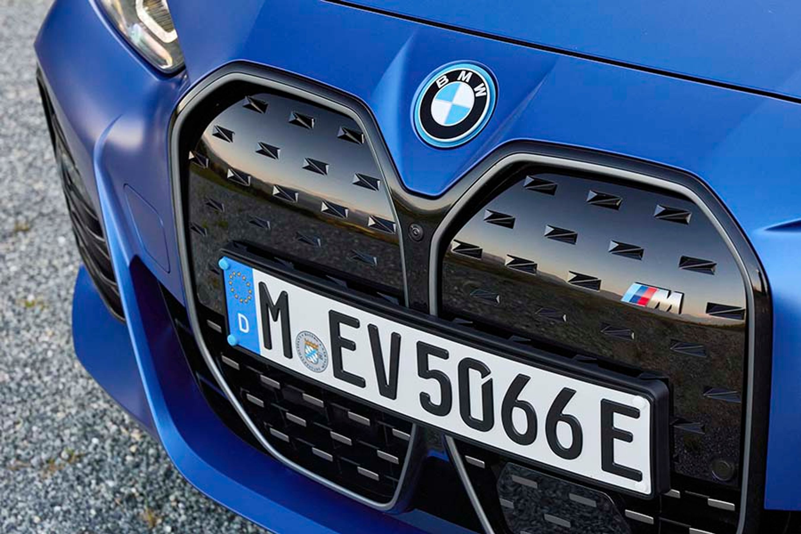 Den nye store kølergrill falder ikke i alles smag, men det er nok et spørgsmål om tilvænning. Bag grillen sidder radar og lignende til understøttelse af køreassistentsystemerne.