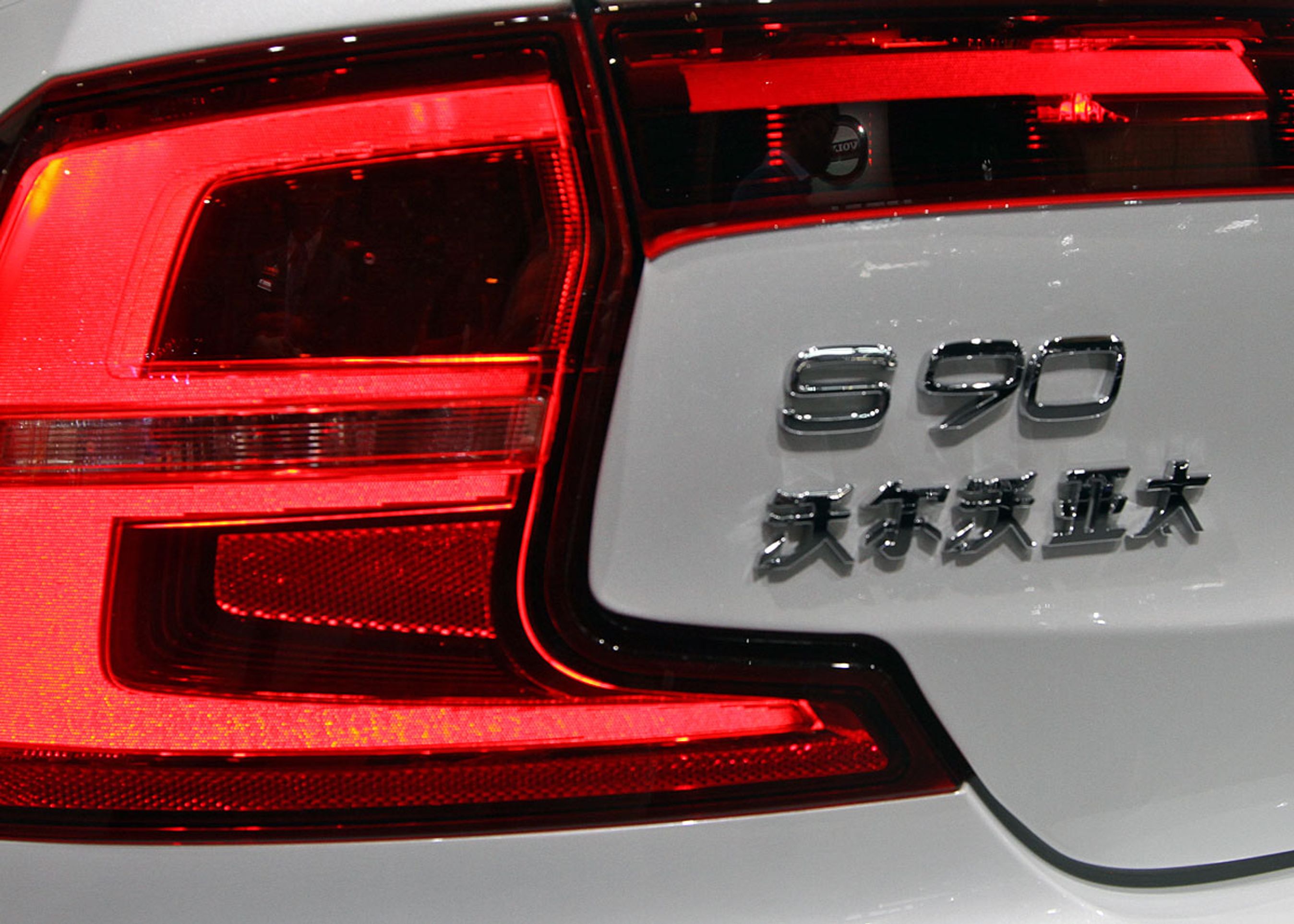 Volvo S90 skal fremover både bygges og udvikles i Kina. Den kinesiske skrift på dette eksemplar på Shanghai-udstillingen fortæller, at bilen rent faktisk er bygget i Kina. Det er et lokalt lovkrav - biler til Europa slipper... Foto: Torben Arent