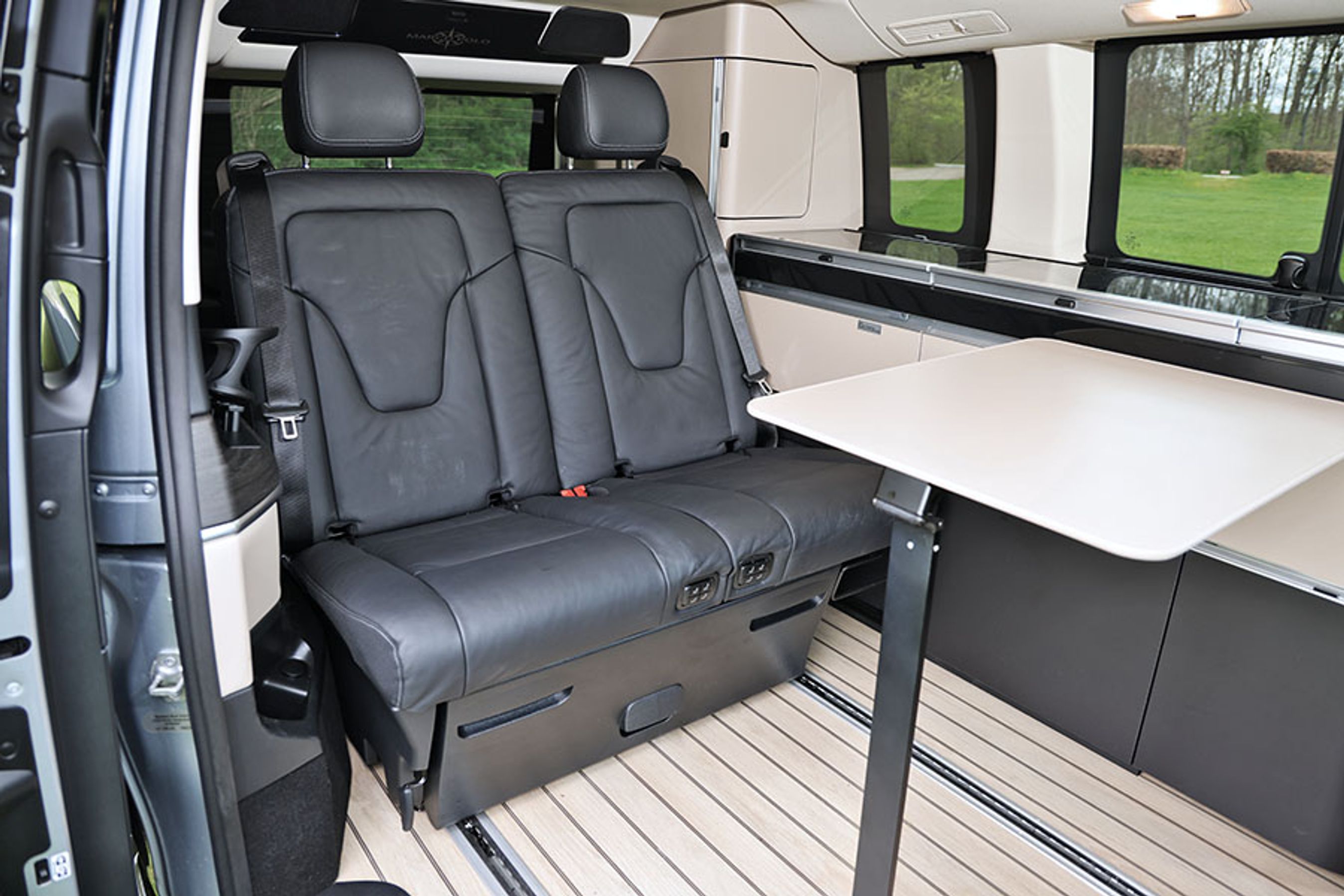 De to separate bagsæder er her elektrisk justerbare i ryglænets vinkel og polstringens hårdhed. Man sidder godt her, og der er god plads på alle ledder.
