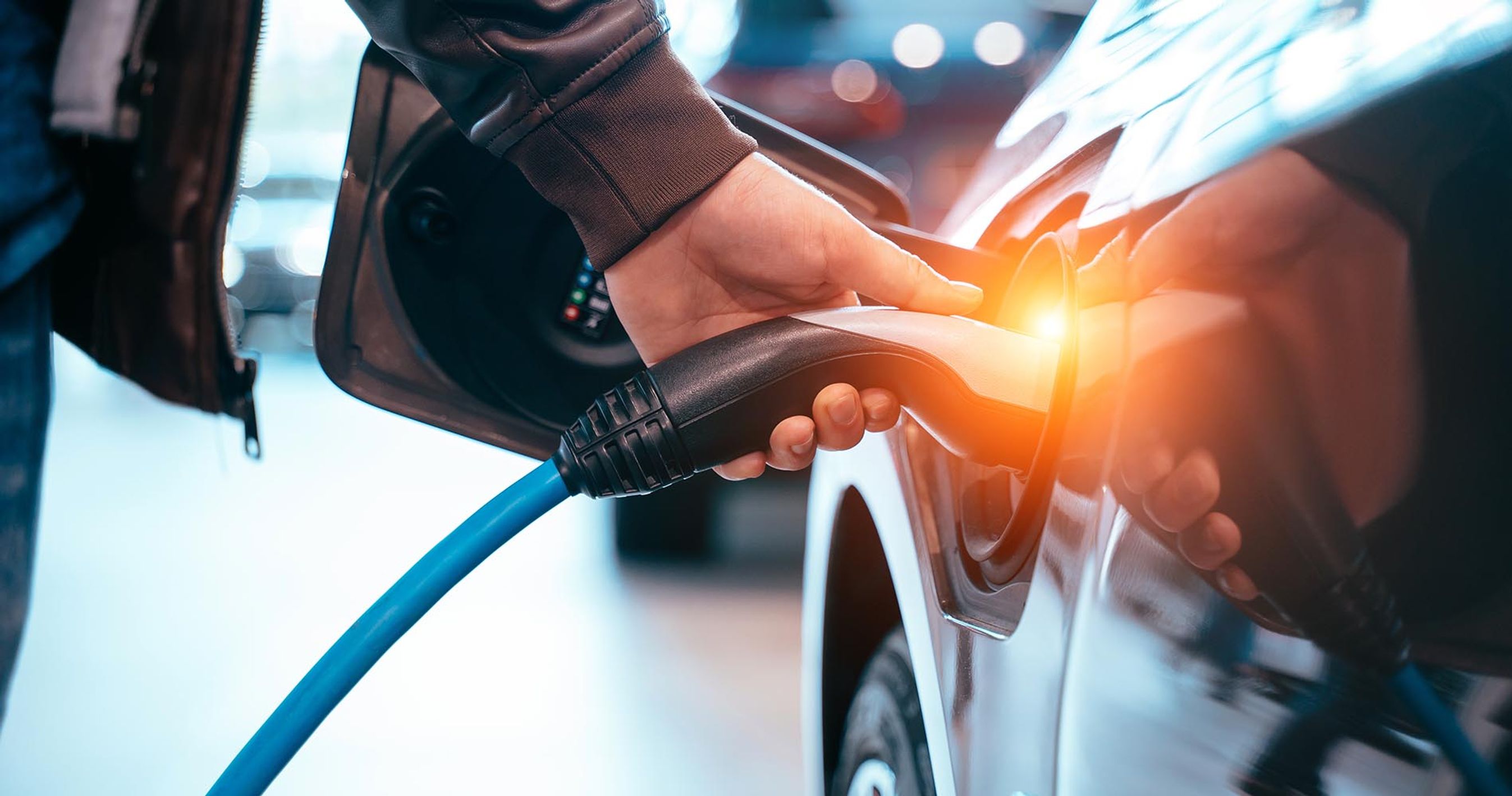 Ladestik sættes ind i elbil.