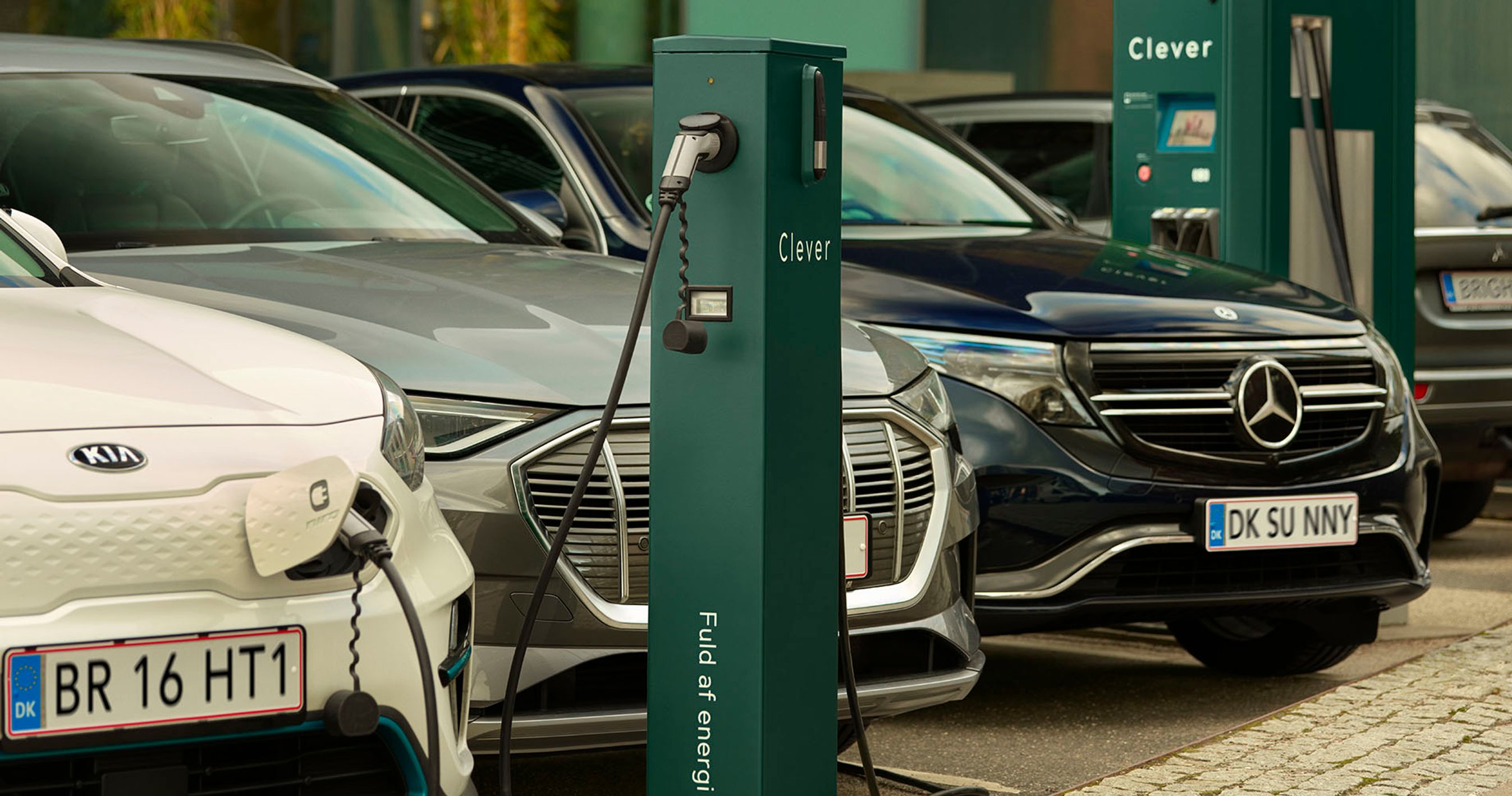 Fire elbiler er sat til opladning på offentlige Clever ladere