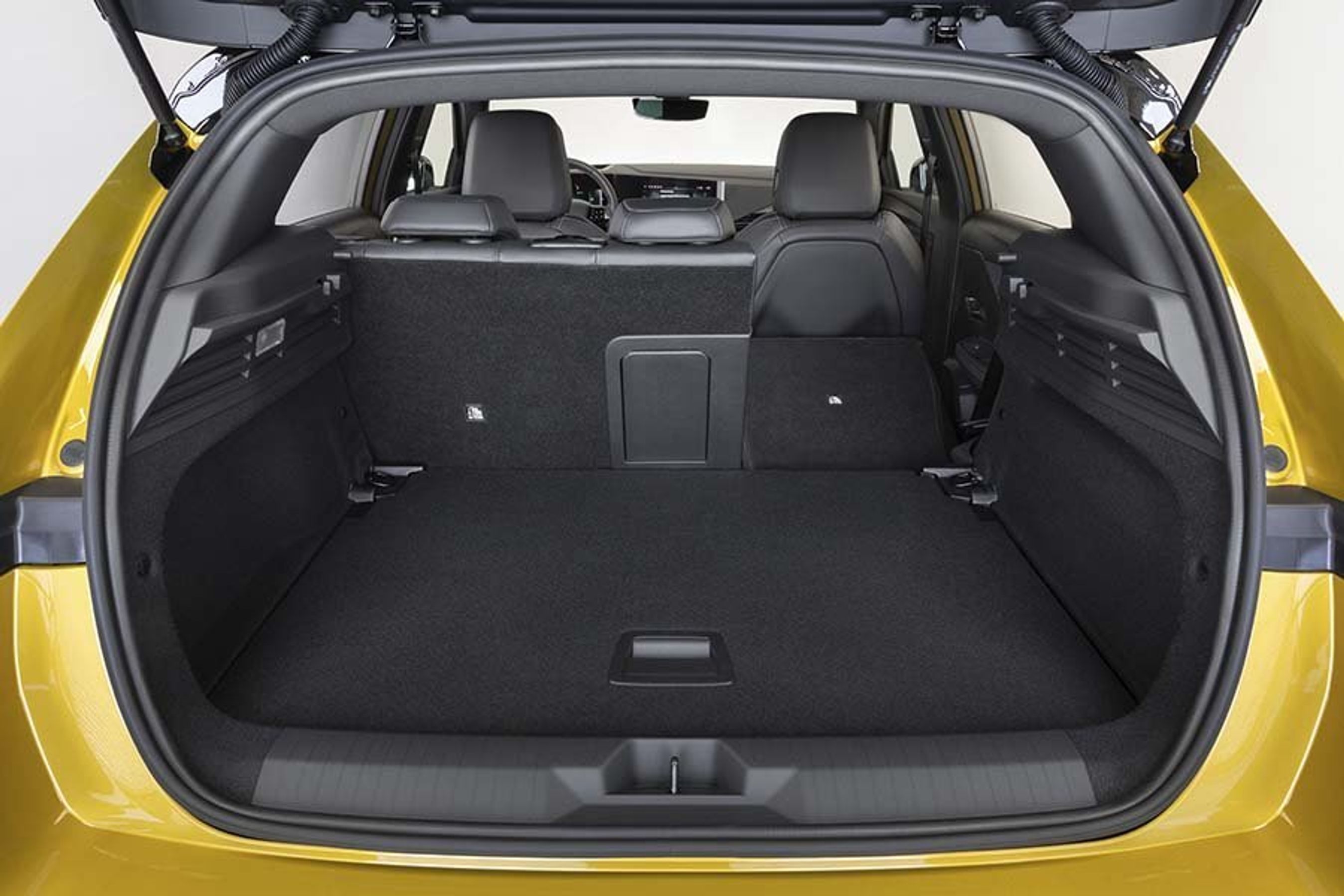 Bagagerummet er flot beklædt og ganske regulært i formen.