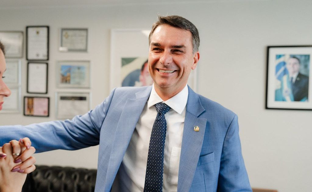 PT aciona TSE contra declarações de Flávio Bolsonaro sobre urna eletrônica
