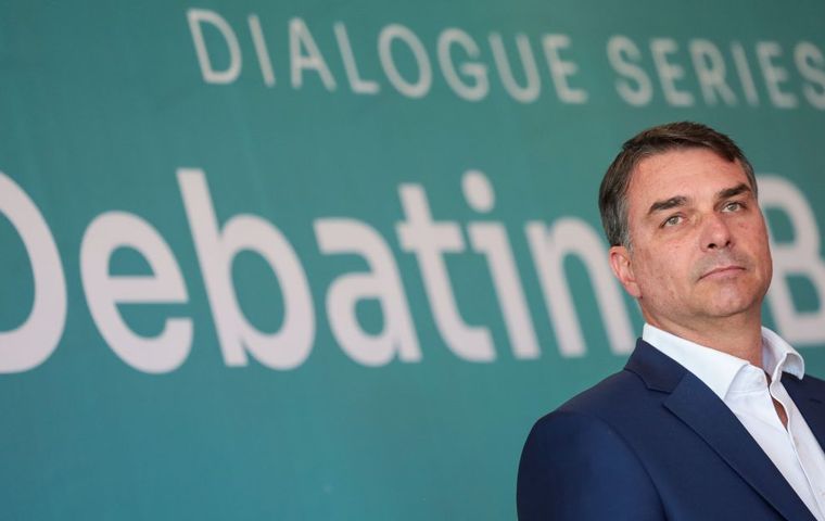 PT avalia ação contra Flávio nos moldes da que tornou Bolsonaro inelegível