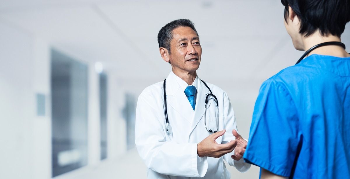doctor speaking to nurse