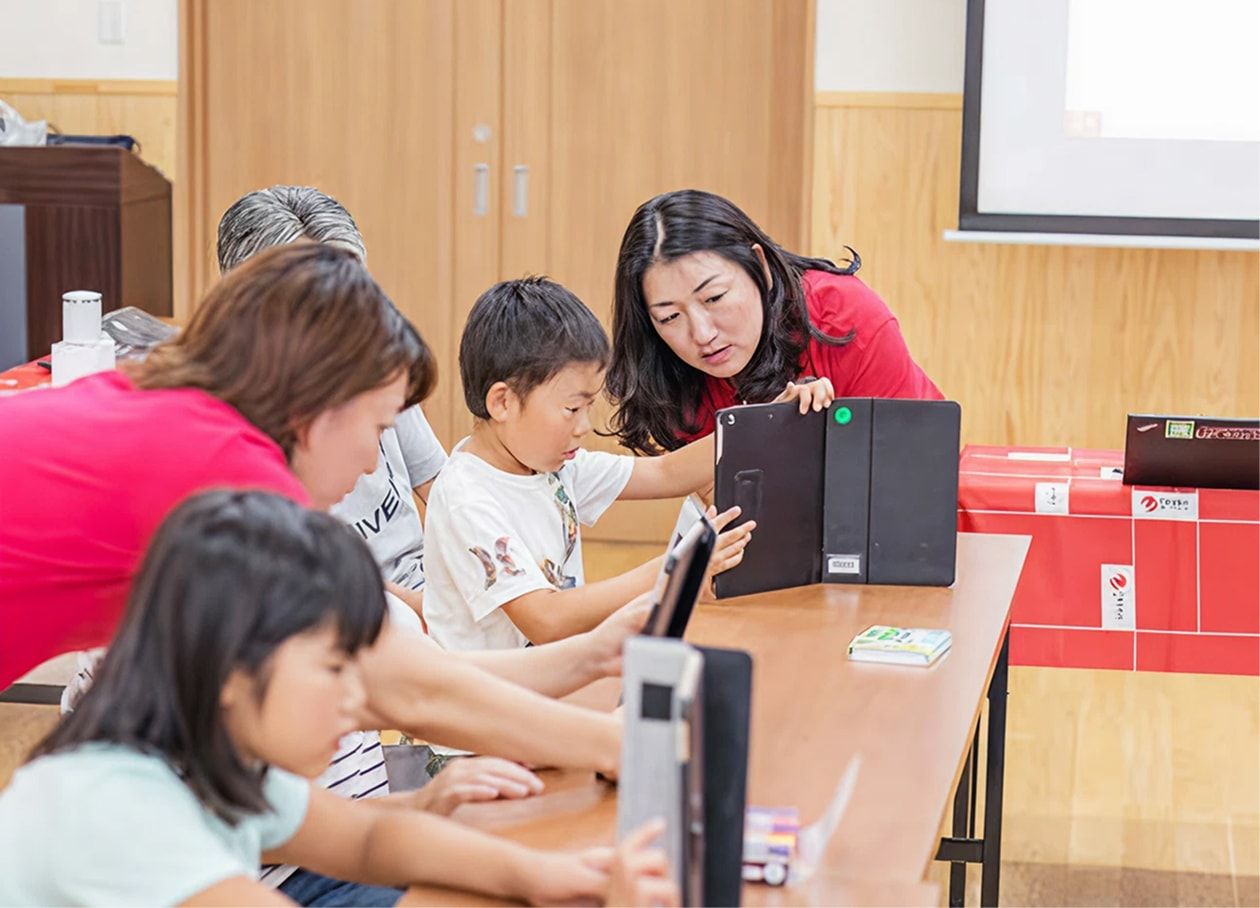 volunteers working with children