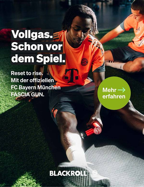 Anzeigenmotiv: Spieler mit Massagepistole am Bein auf dem Rasen, Headline „Vollgas. Schon vor dem Spiel.“