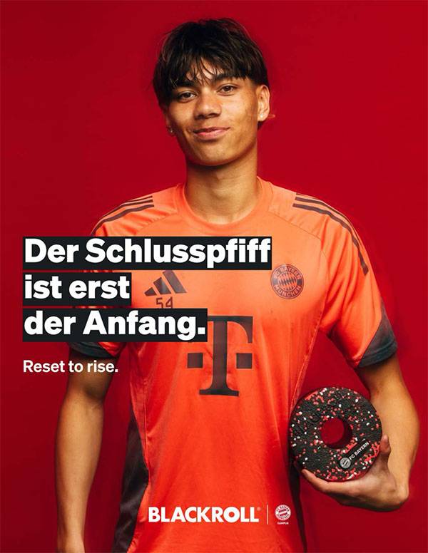 Anzeigenmotiv: lächelnder Spieler mit BLACKROLL-Produkt in der Hand, Headline „Der Schlusspfiff ist erst der Anfang.“