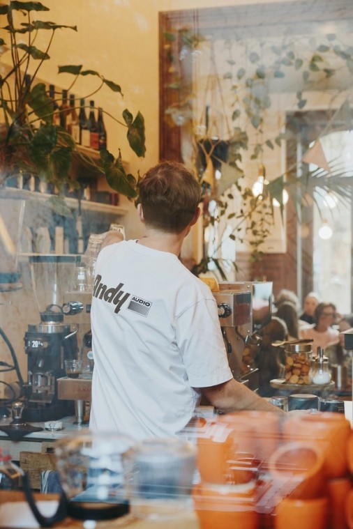 Man die espresso maakt