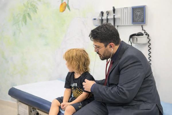 هل طفلك بخير؟ 7 علامات تحذيرية لا يجب تجاهلها (الأهم رقم 3)