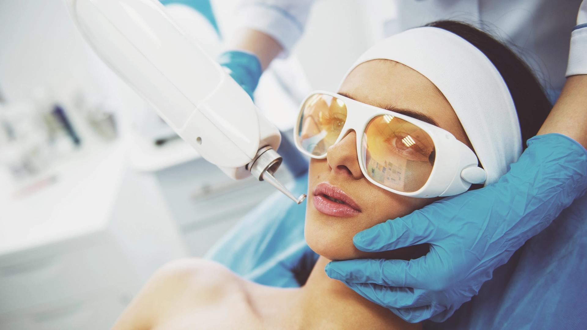 علاج الكلف في دبي الأسباب، أفضل طرق العلاج، والليزر الآمن تحت إشراف طبي