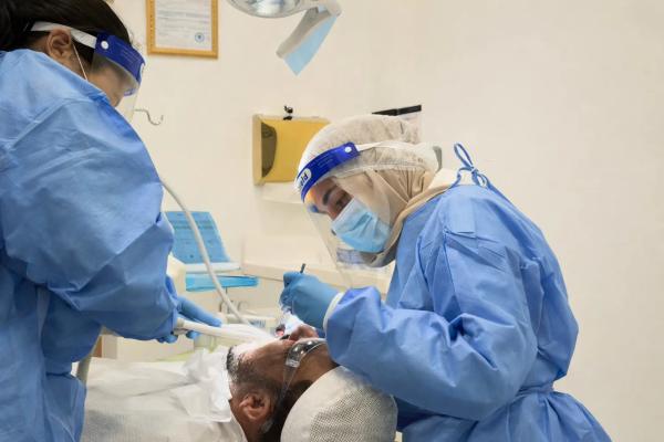 تصميم الابتسامة في دبي: كيف تحصل على ابتسامة طبيعية قبل الفينير؟