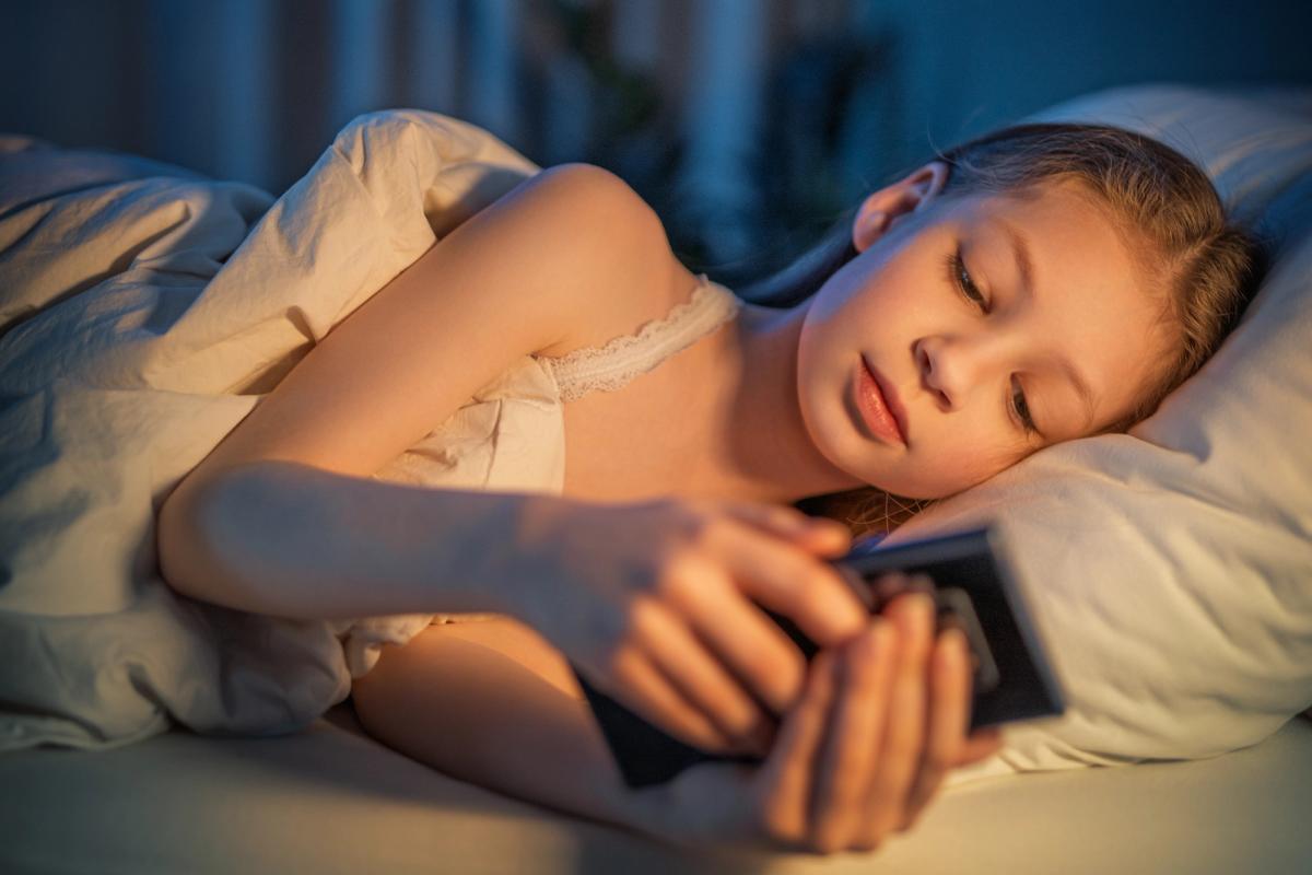 bedtime smartphone use by a child affecting healthy sleep habits