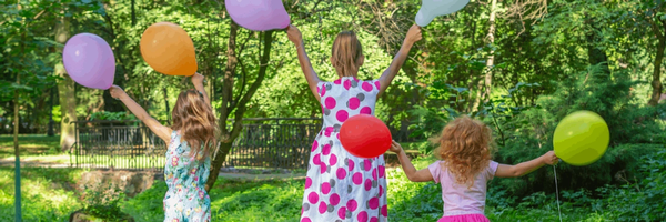zdjęcie dzieci z balonikami