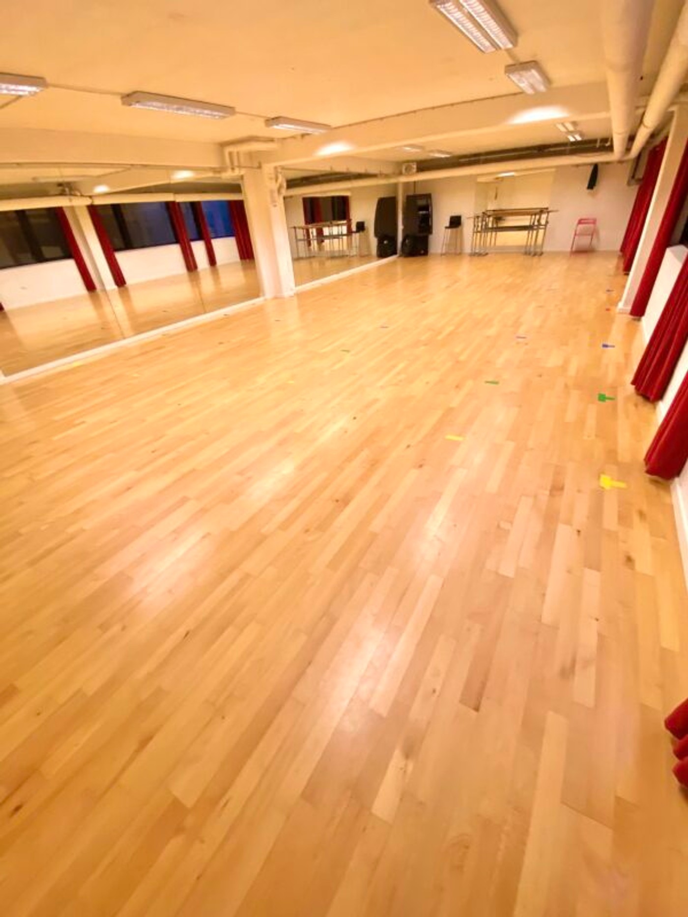 Balletstudiet i Vanløse, 100 kvm. stødabsorberende gulv med spejlvæg og løse barrer.