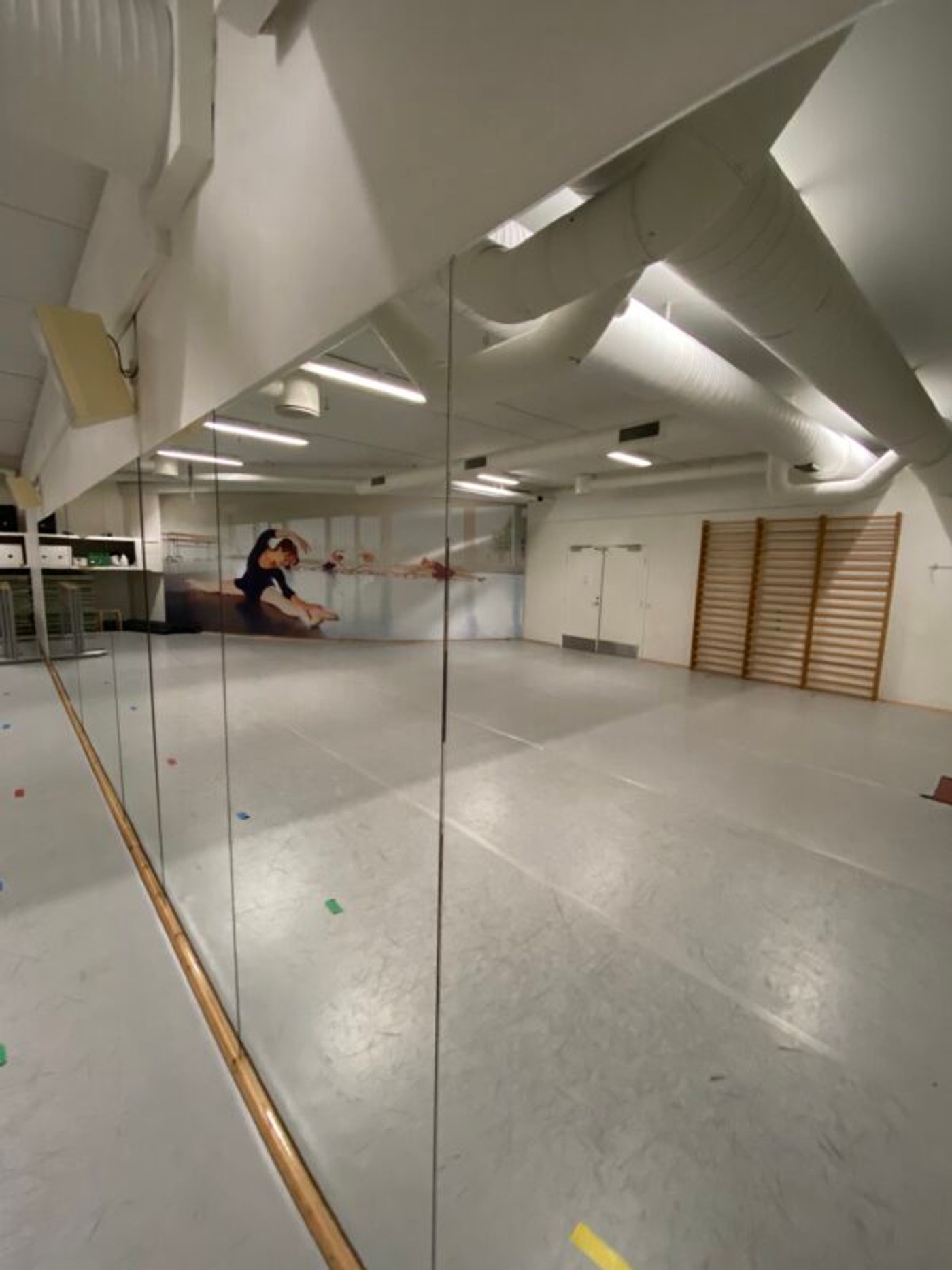 Balletskolen i DGI-byens balletstudie med dansevinyl, barrer og spejlvæg