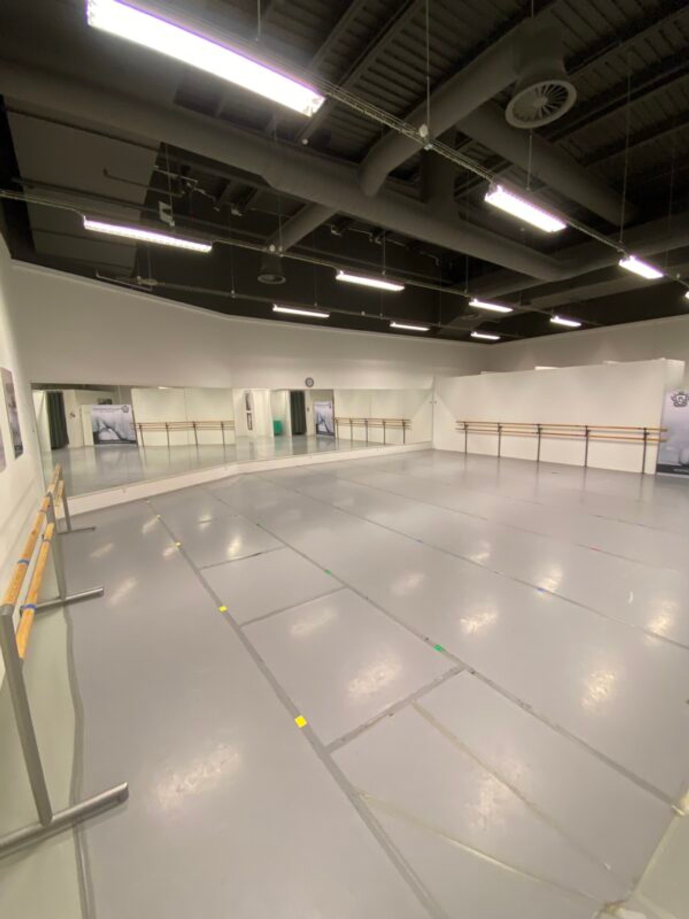 Balletstudie på 135 kvm hos balletskolen i City2 i Taastrup ved Høje Taastrup station. Studiet har dansevinyl, spejlvægge, barrer og højt til loftet.