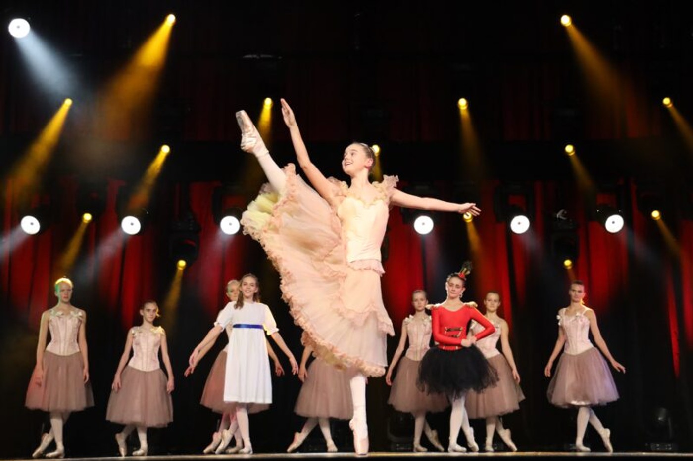 Årets juleballet: “Julepostyr på Balletskolen”