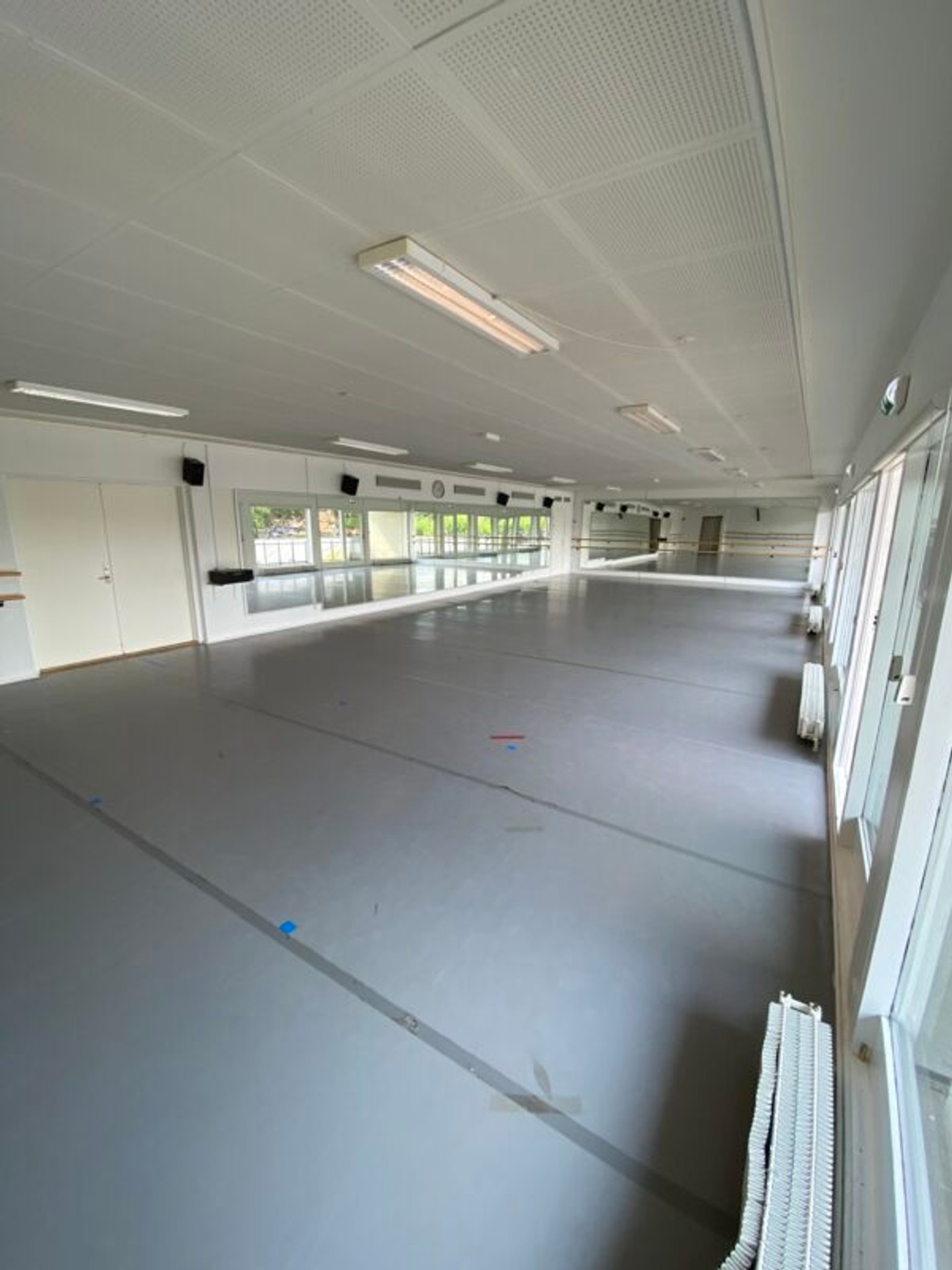 Balletskolen i Skovshoveds balletstudie, 130 kvm sal med dansevinyl, spejlvæg samt løse og faste barrer.