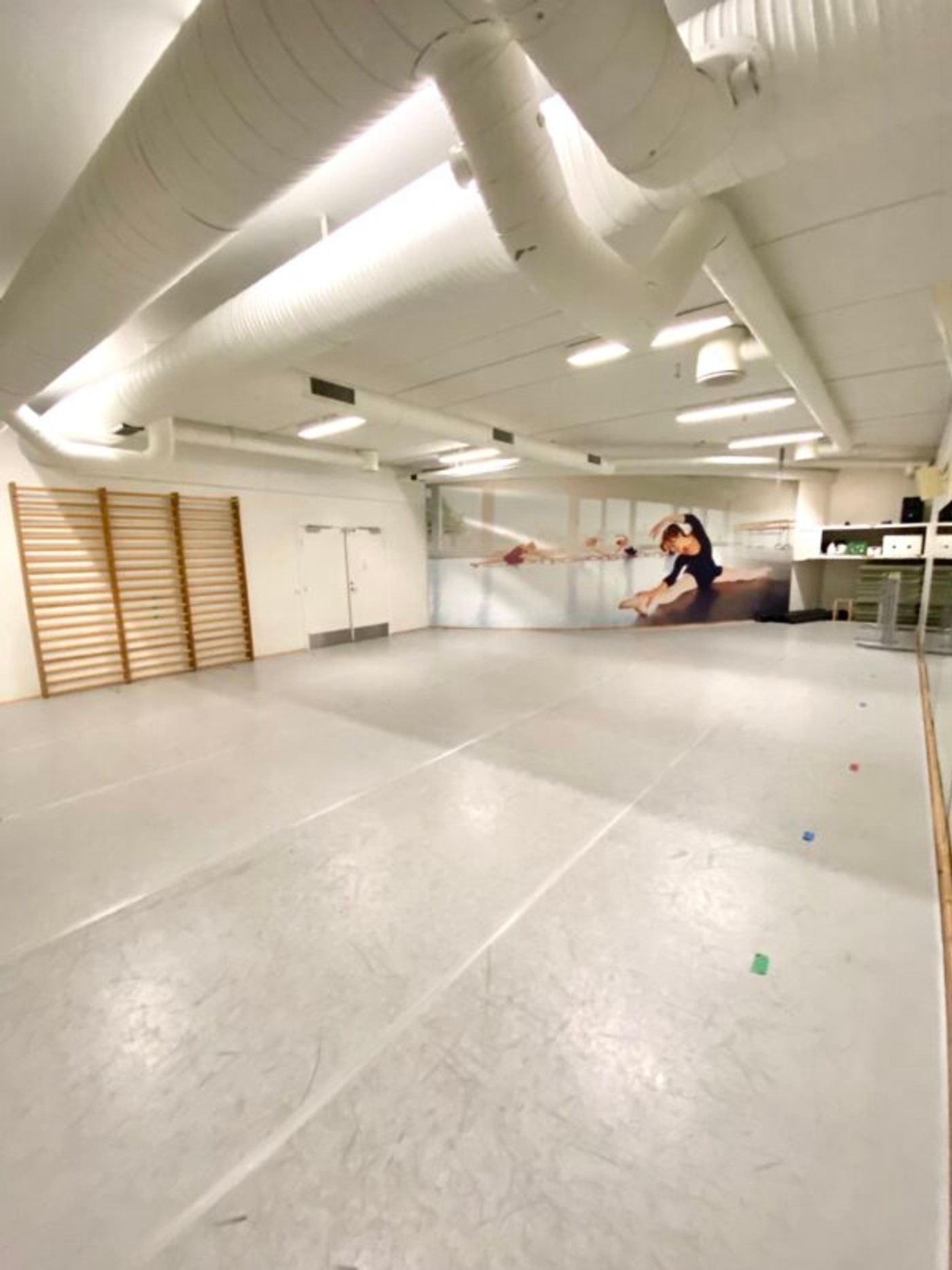 Balletskolen i DGI-byens balletstudie med dansevinyl, barrer og spejlvæg