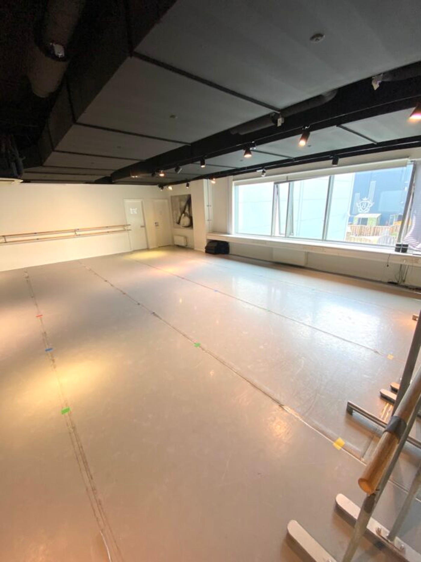 Balletstudiet hos balletskolen i Ørestad i Fields med dansevinyl, spejlvæg, fastmonterede og løse barrer samt dejligt lysindfald.