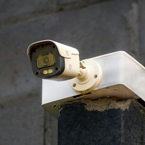 Telecamera di videosorveglianza su un muro