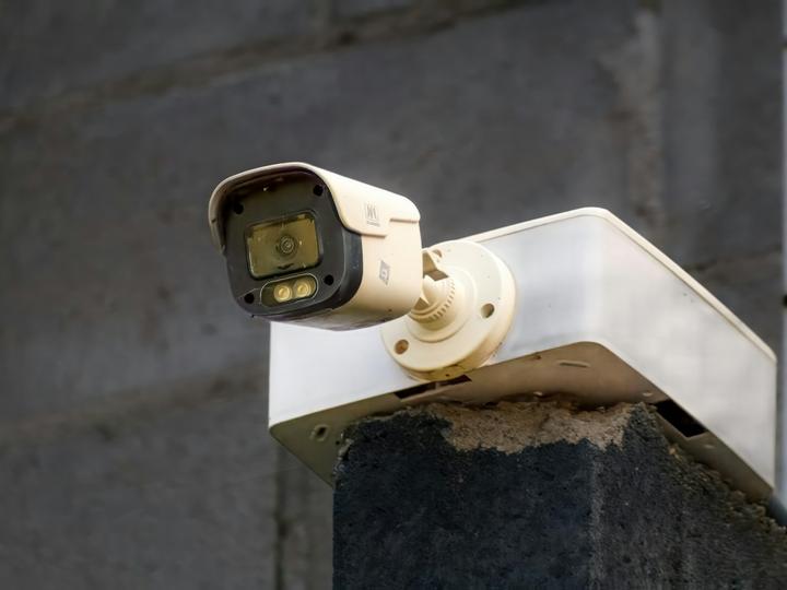Telecamera di videosorveglianza su un muro