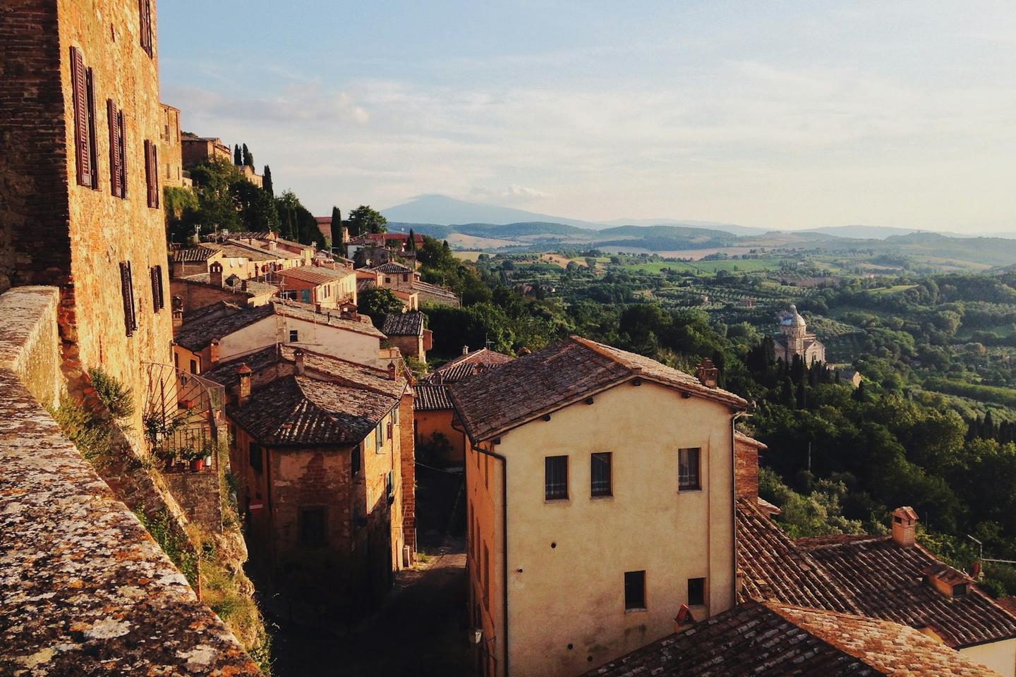 Tetti di Montepulciano e la campagna intorno