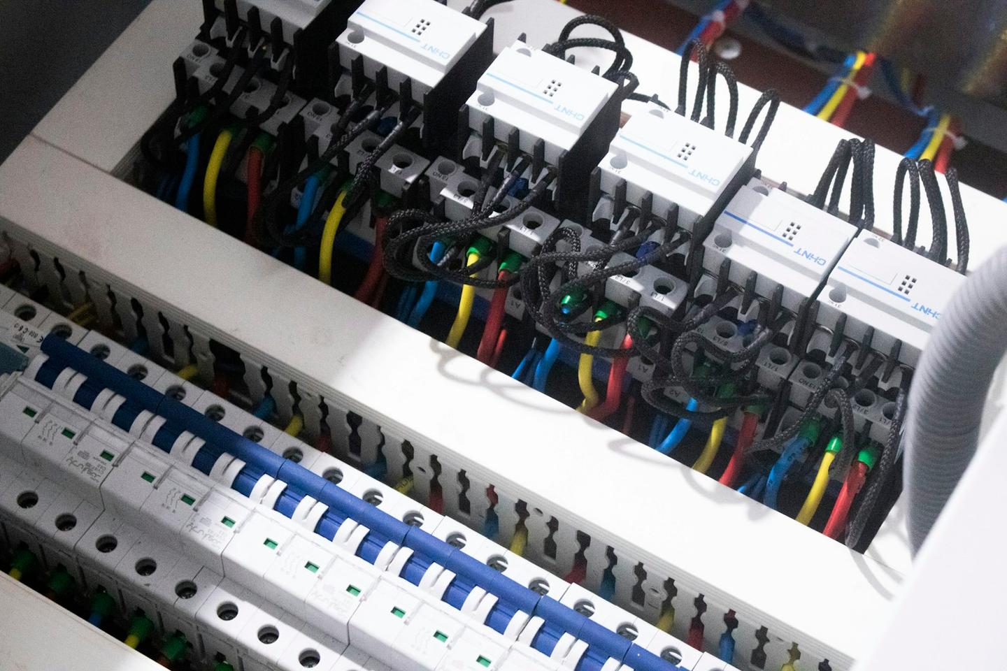 Cablaggio di un quadro elettrico con interruttori