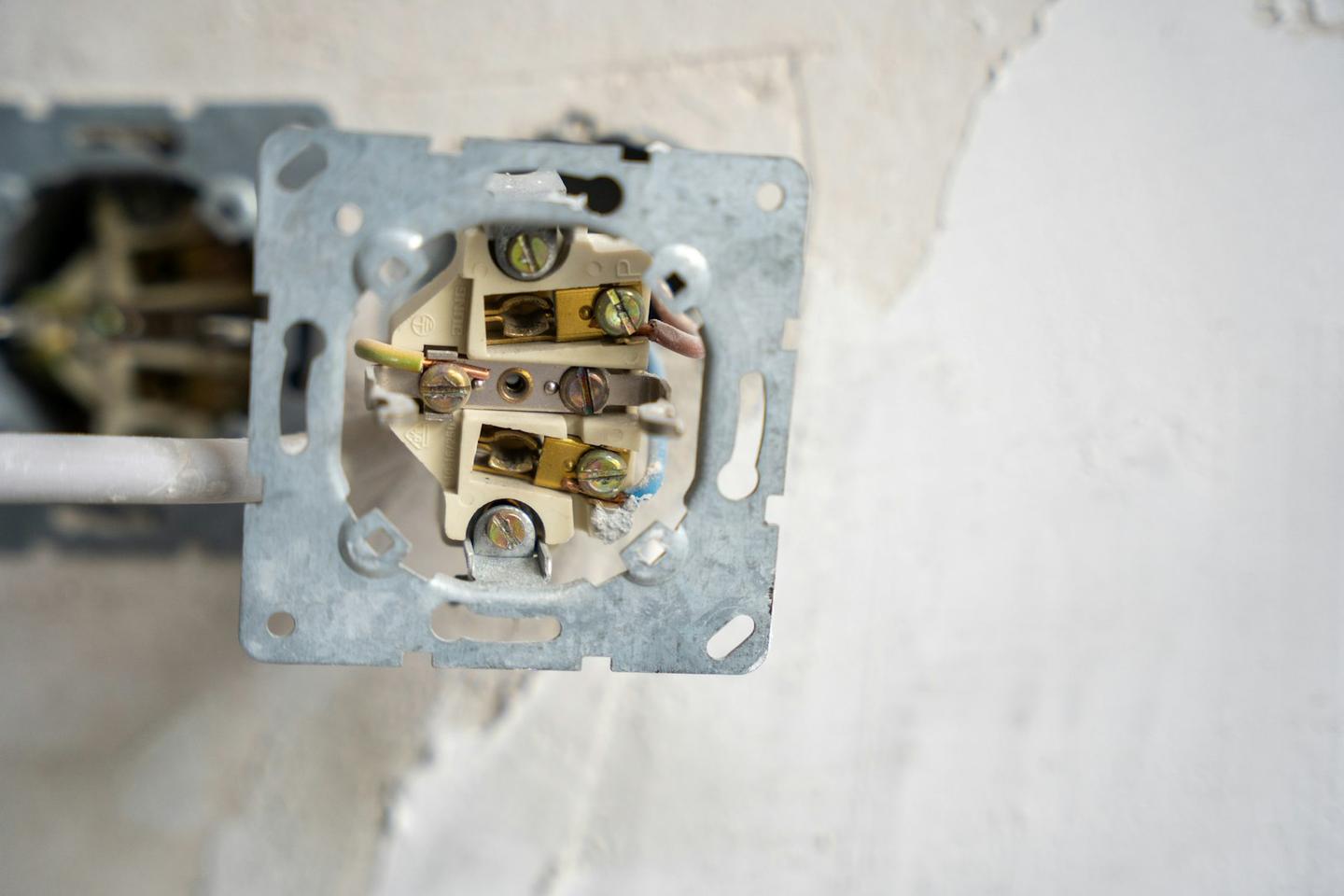 Presa elettrica aperta durante un intervento
