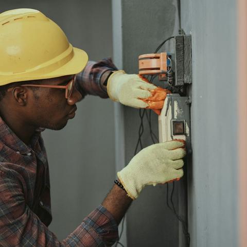 Elettricista che ripara un guasto su un contatore