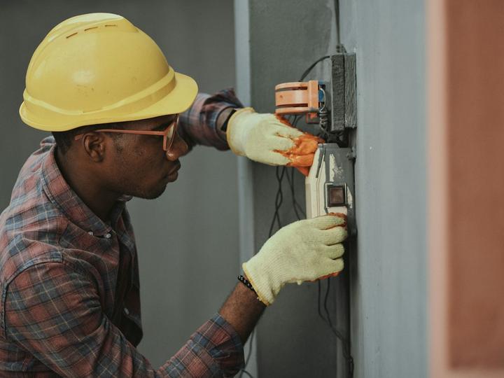 Elettricista che ripara un guasto su un contatore