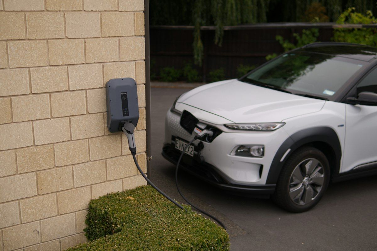 Auto elettrica in carica a una wallbox