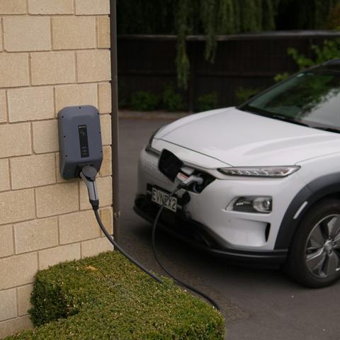 Auto elettrica in carica a una wallbox