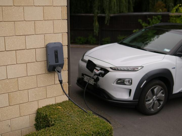 Auto elettrica in carica a una wallbox