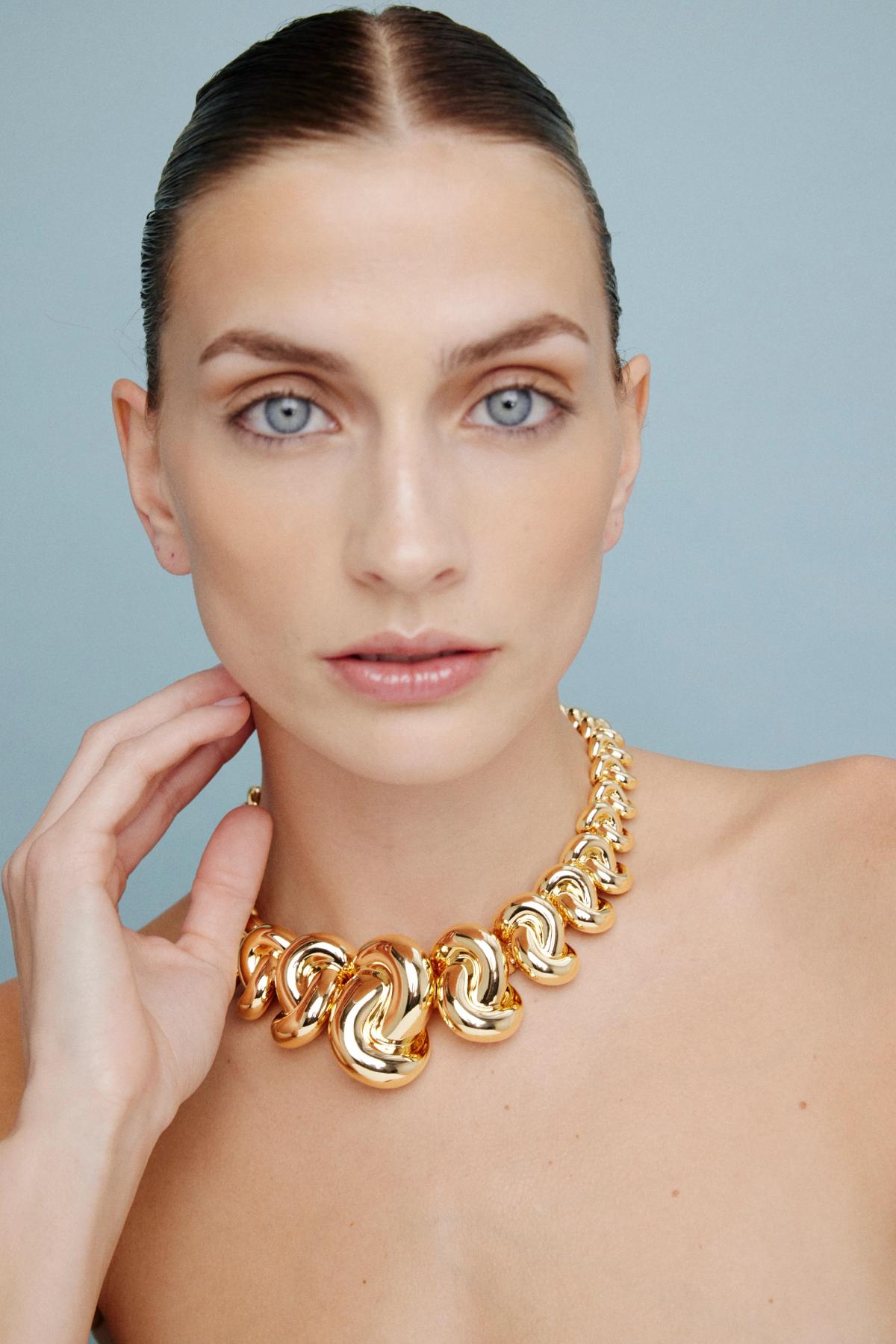 neck with graduated knot size necklace on 
