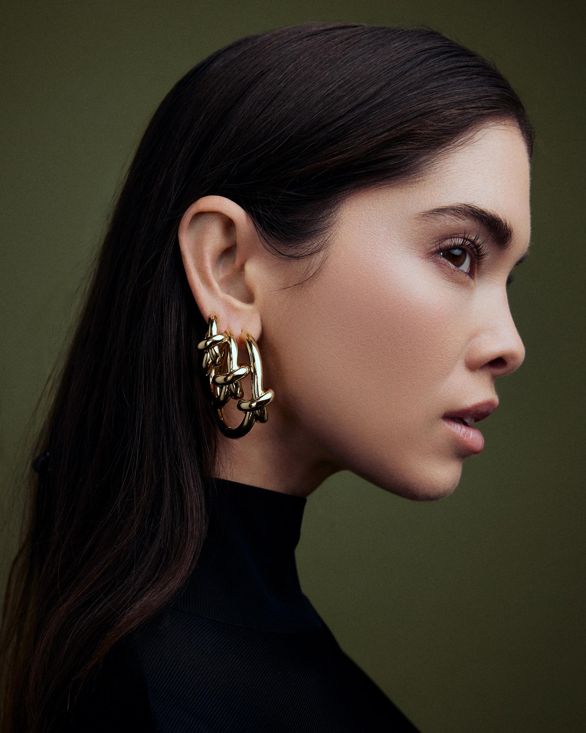 Model in lightweight hinge knot hoops 3 sizes