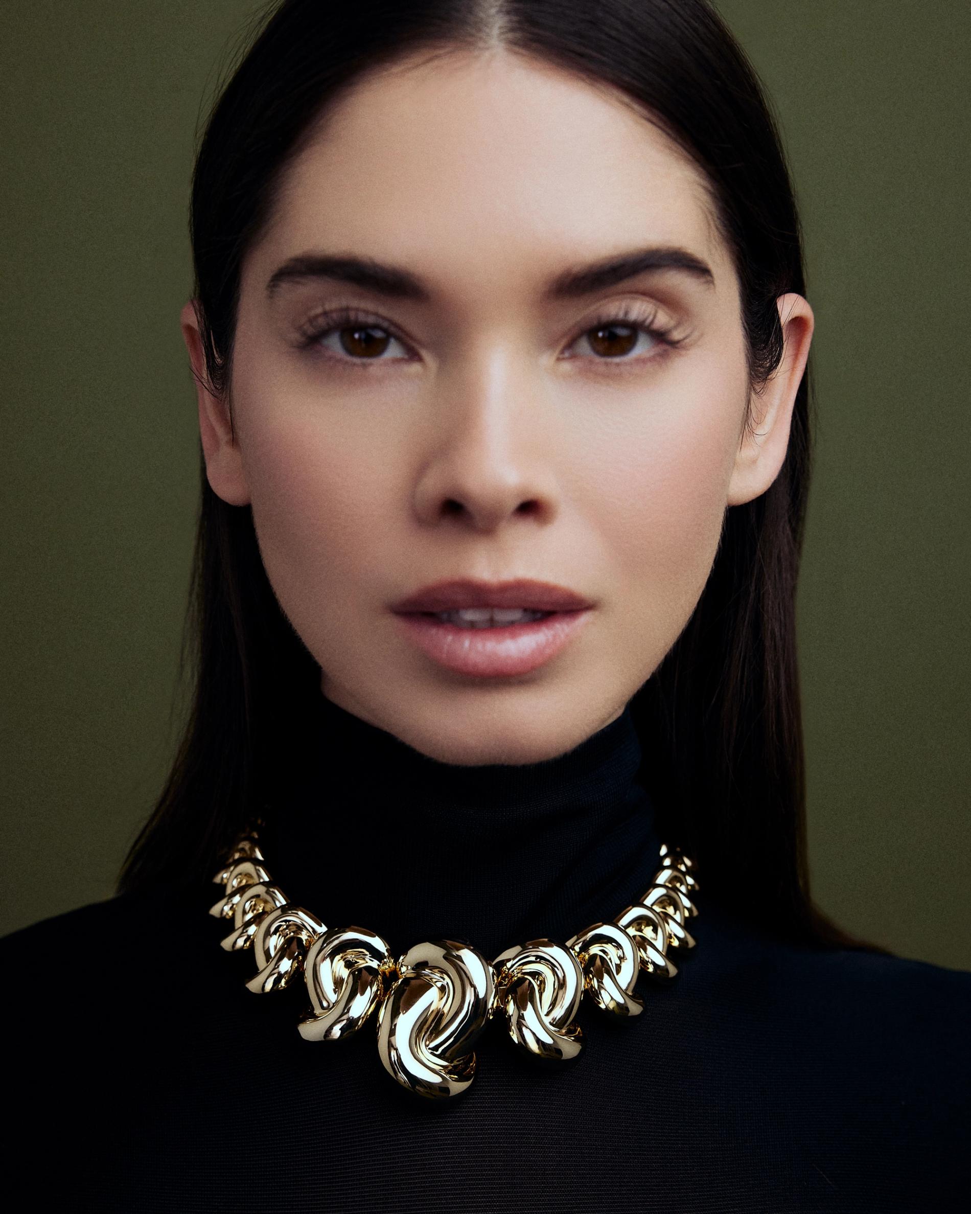 model in a statement knotted necklace