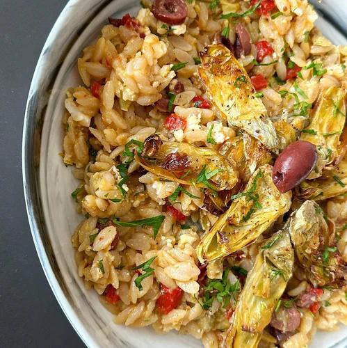 Warm bowl of grain-free orzo packed with cherry tomatoes, roasted artichokes, kalamata olives and roasted red pepper. Topped with vegan feta.
