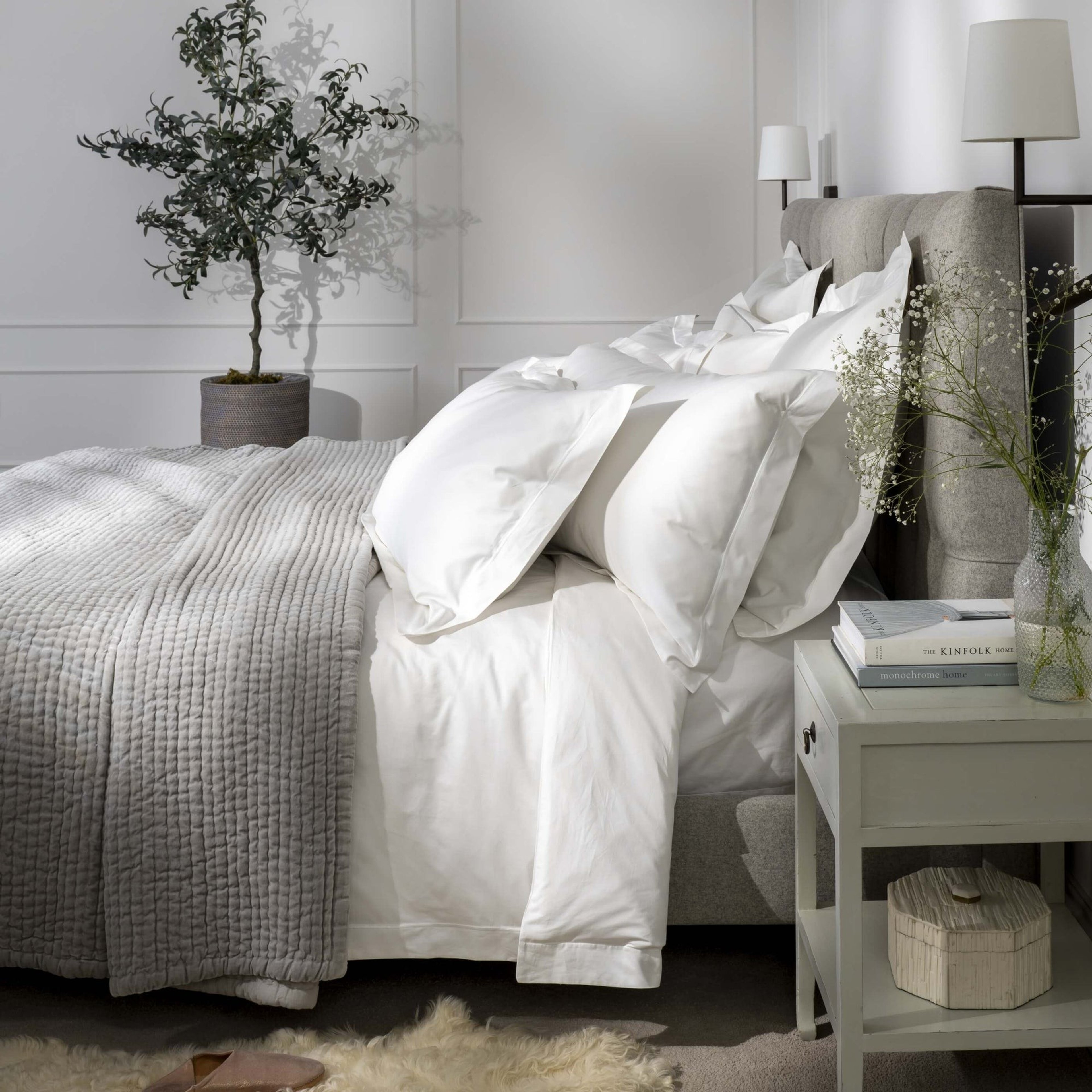Bed opgemaakt met wit katoenen beddengoed