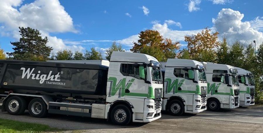 En rekke av lastebilder stående ved siden av hverandre