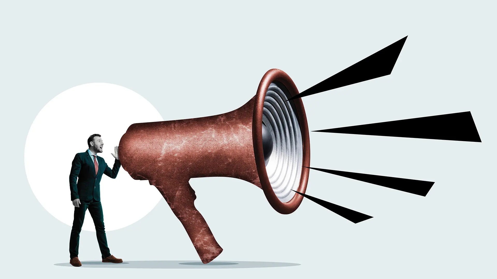 Man som står bredvid en stor megafon som förstärker röster, med en ljus bakgrund och geometriska element.