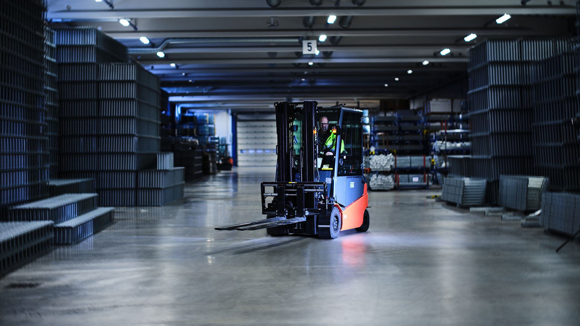 Truck som hämtar trådstegar