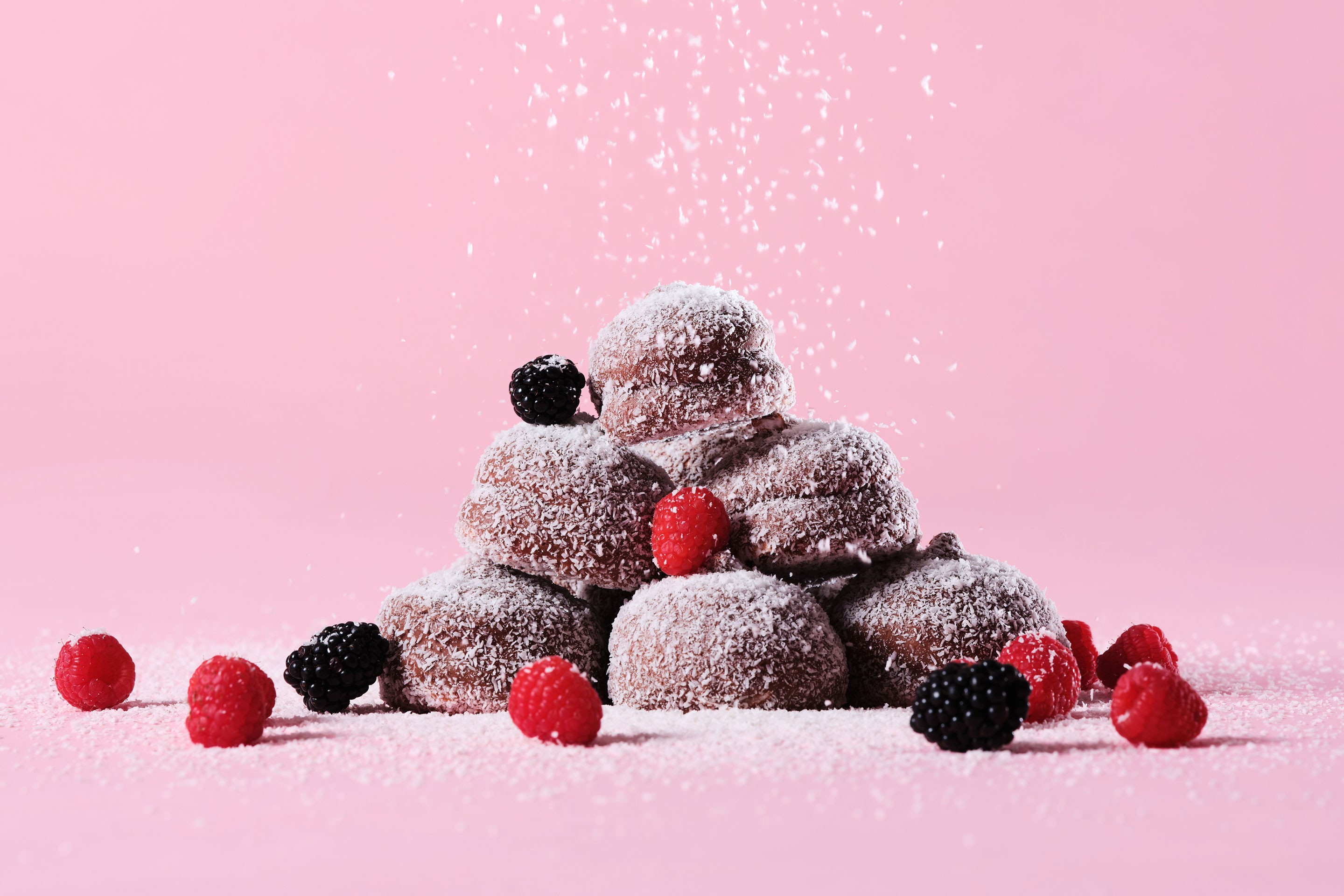 Kokosbollar som visas i kombination med olika bärsorter