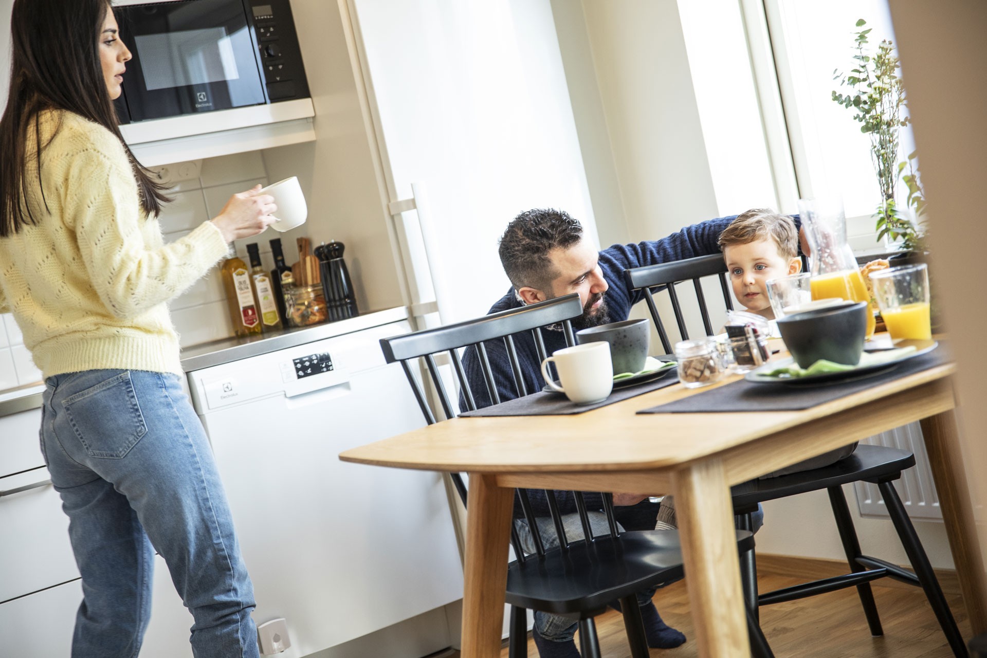 Familj i köket vid ett matbord